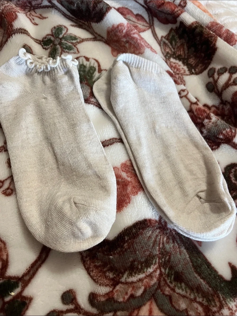 Casual White Ankle Socks with Frilled Cuff
